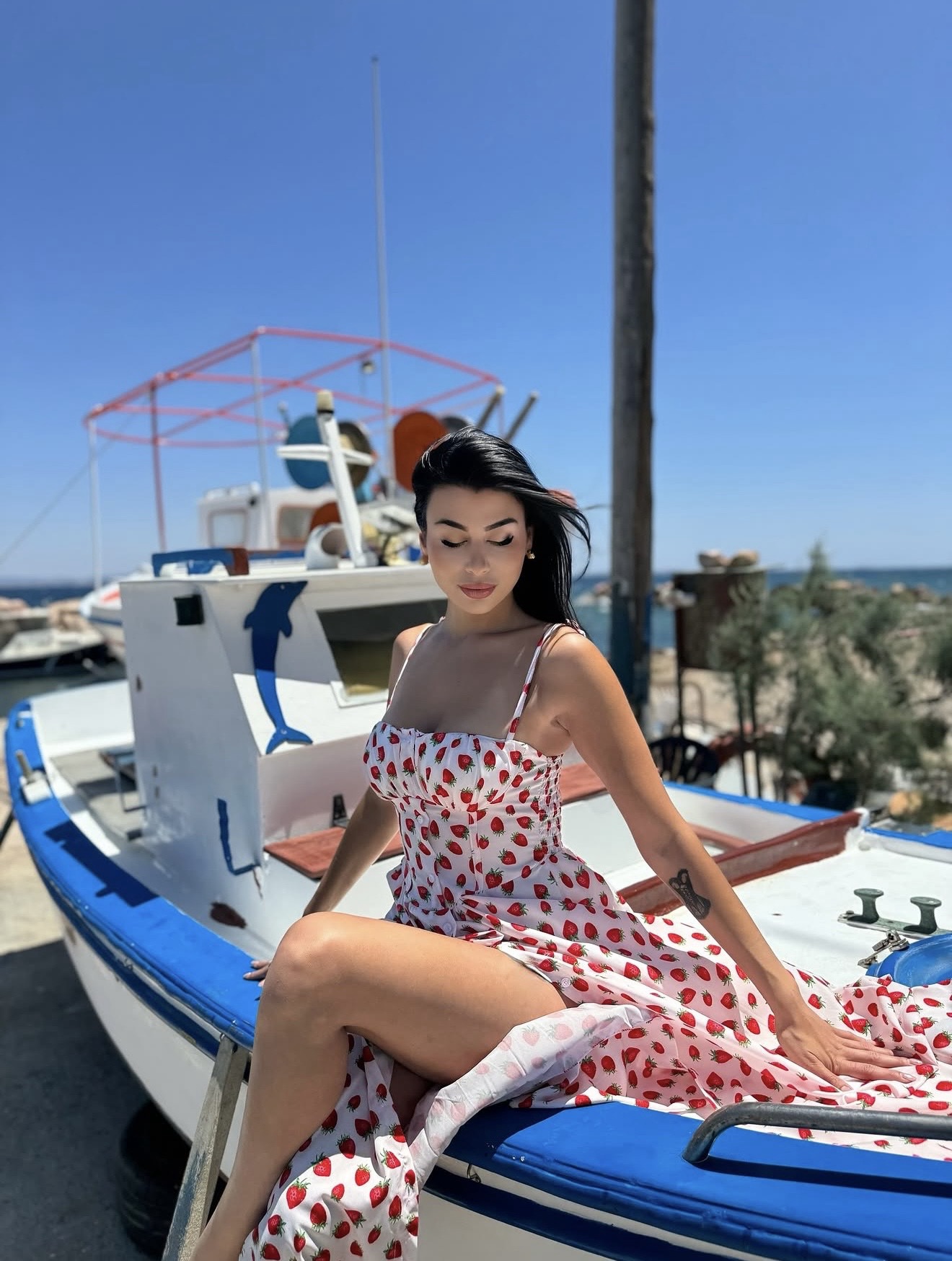 screenshot-213 Maddy Strawberry Midi Dress Λευκό - Image 1
